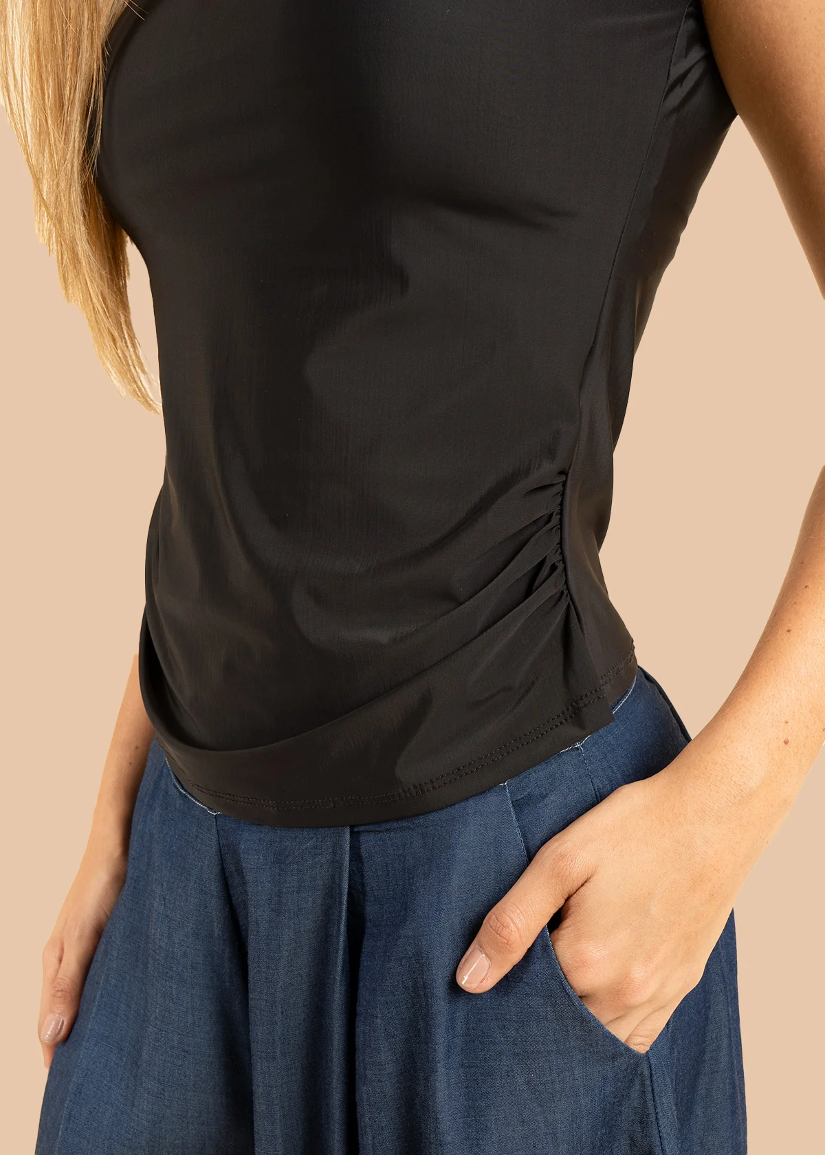 Camiseta color negro en manga sisa 106381 - Image 4