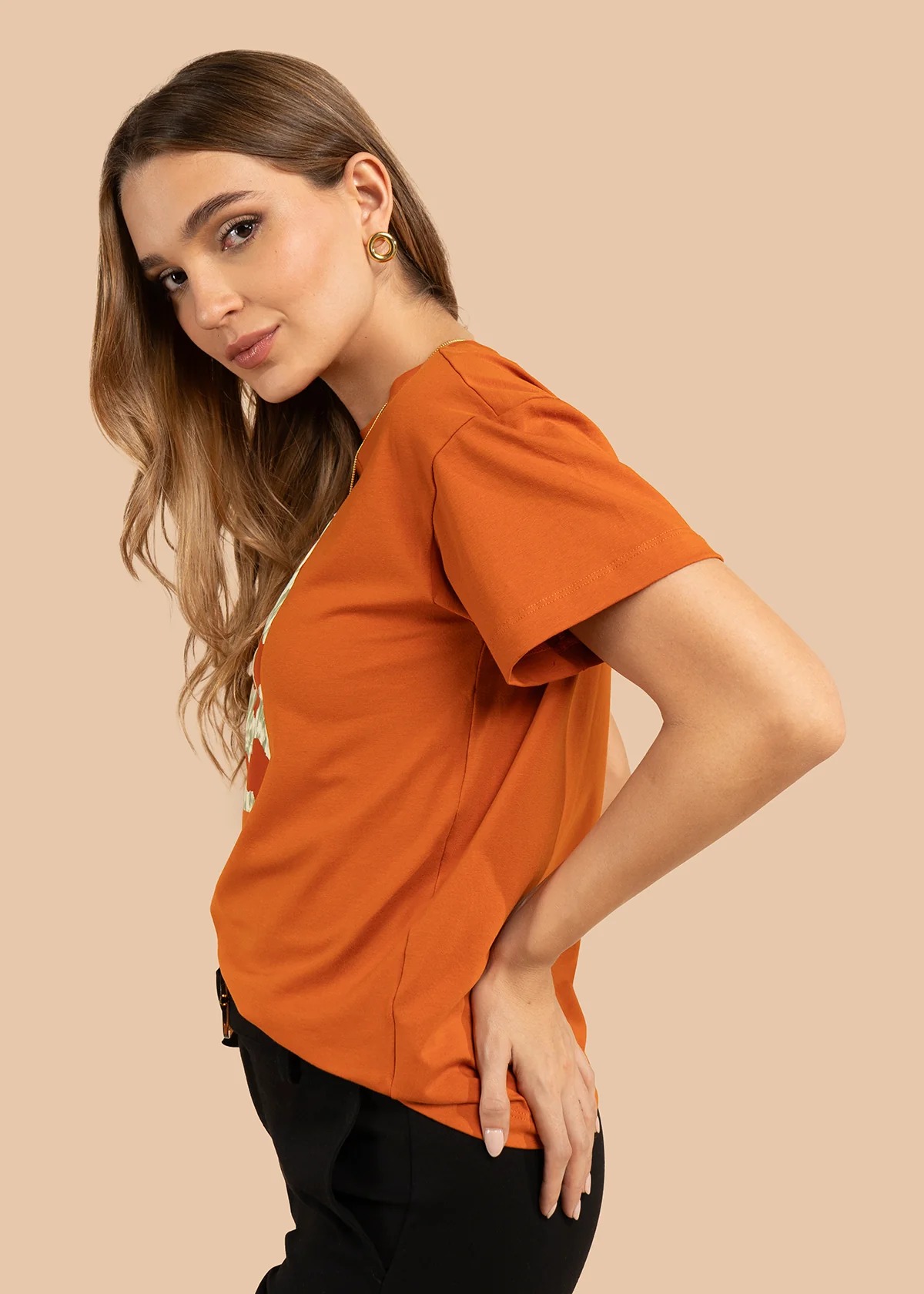 Camiseta color terracota con estampado 105883 - Image 2