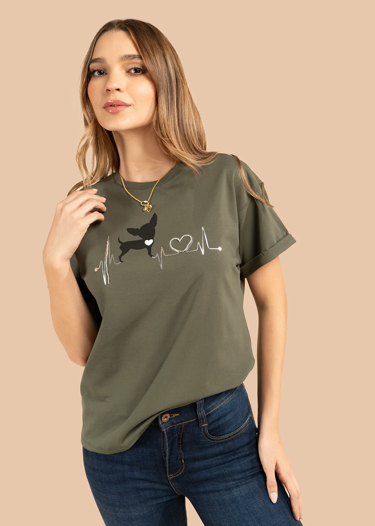 Camiseta color verde militar con print de perro y detalle de corazón 105973 - Image 3