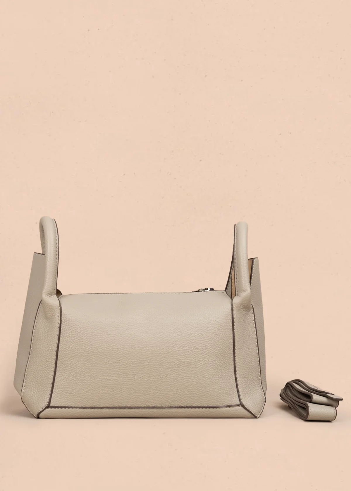 Bolso tipo cartera color arena con broche frontal 106985 - Image 3