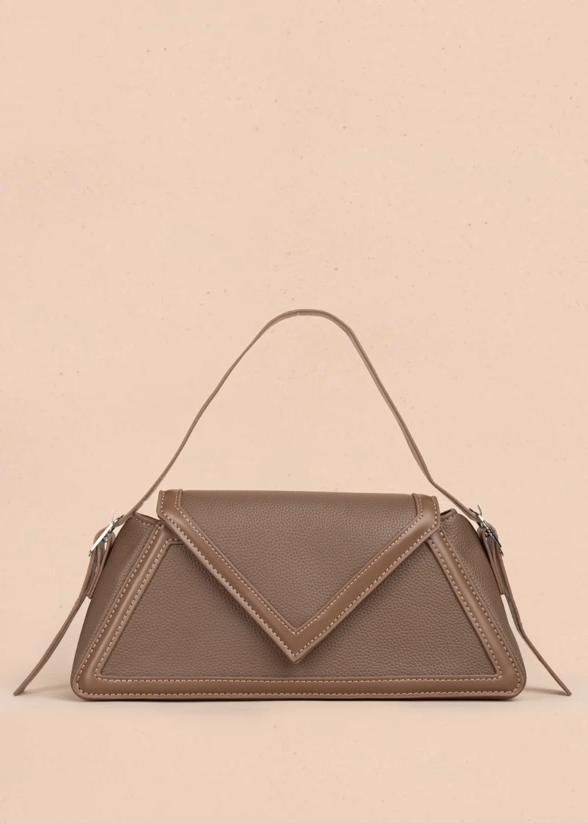 Bolso cartera color café con diseño triangular y acabados metálicos 106179