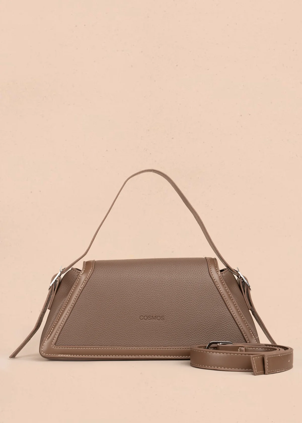 Bolso cartera color café con diseño triangular y acabados metálicos 106179 - Image 2