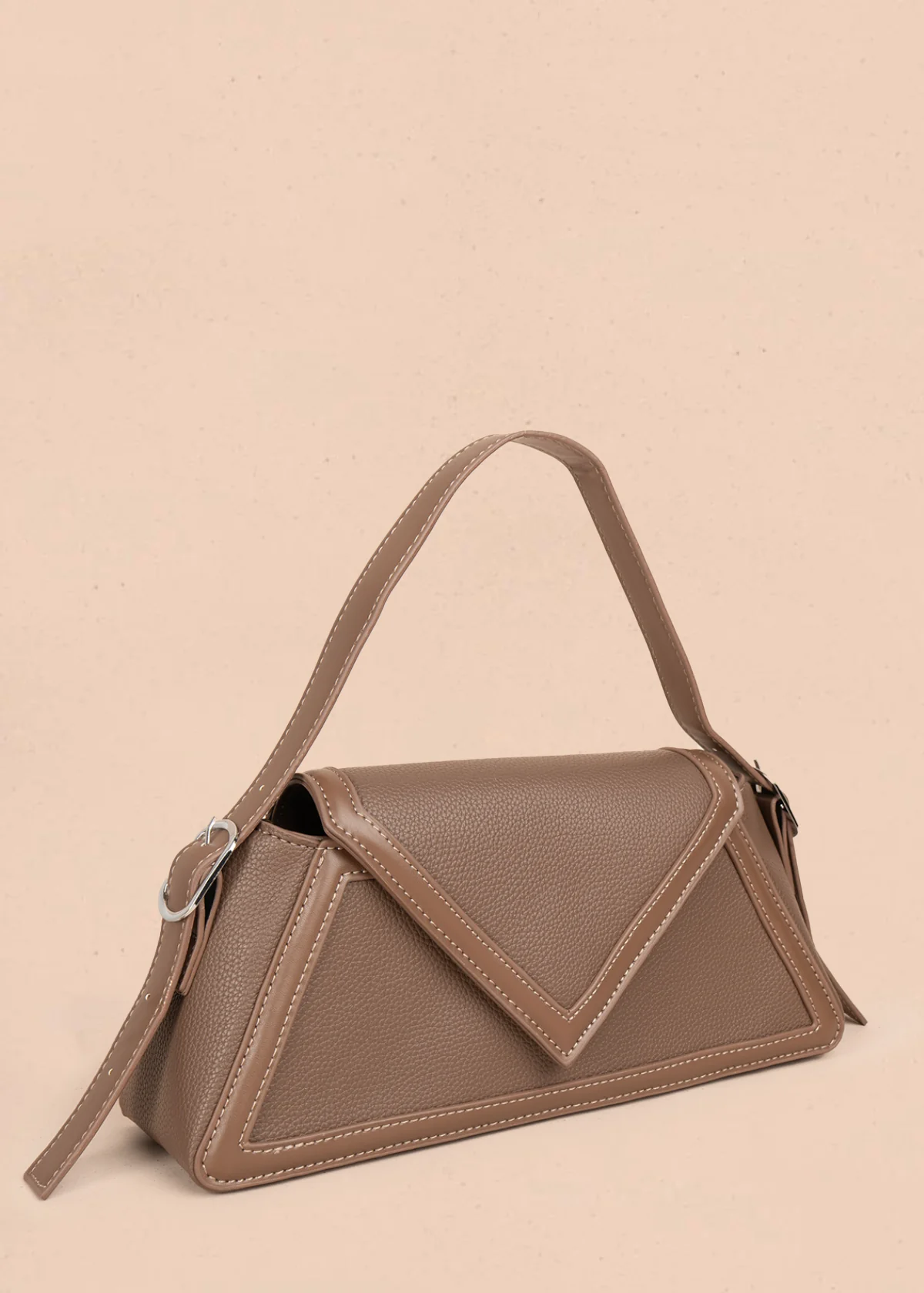 Bolso cartera color café con diseño triangular y acabados metálicos 106179 - Image 3