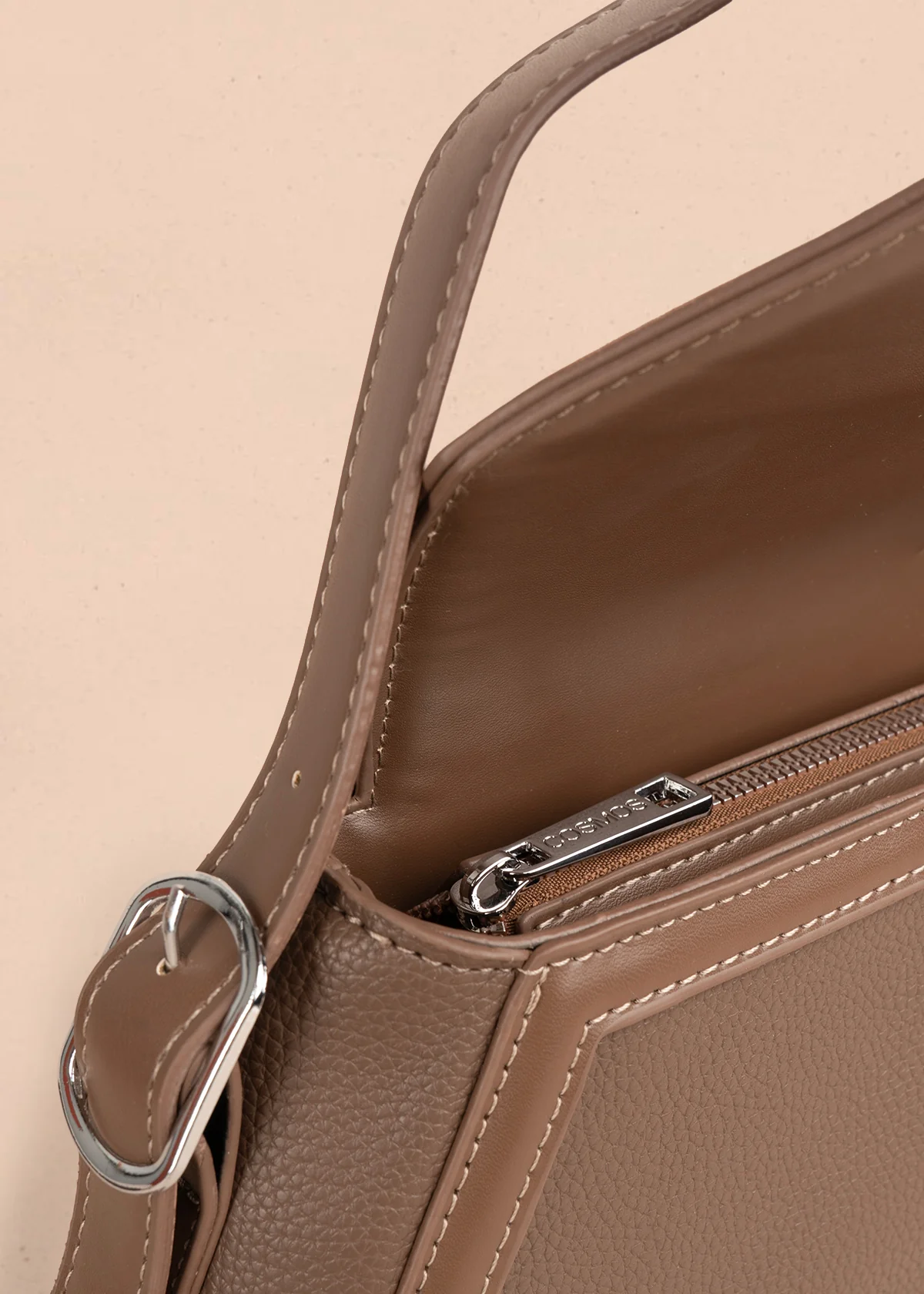 Bolso cartera color café con diseño triangular y acabados metálicos 106179 - Image 4