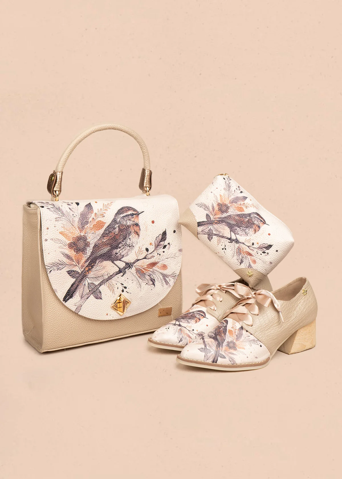 Bolso tipo cartera en cuero color taupe con estampado de ave y flores 106629 - Image 2