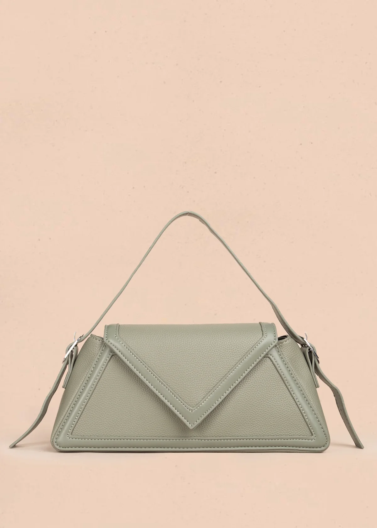 Bolso cartera color verde con diseño triangular y acabados metálicos 106179