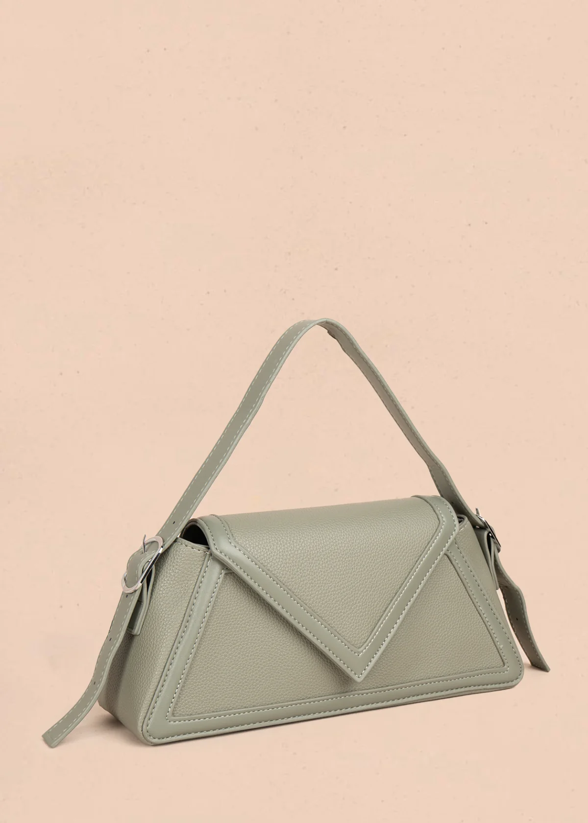 Bolso cartera color verde con diseño triangular y acabados metálicos 106179 - Image 2