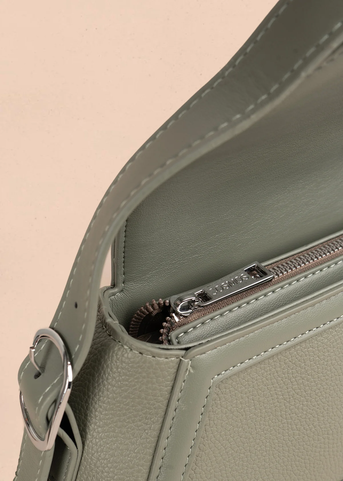 Bolso cartera color verde con diseño triangular y acabados metálicos 106179 - Image 4