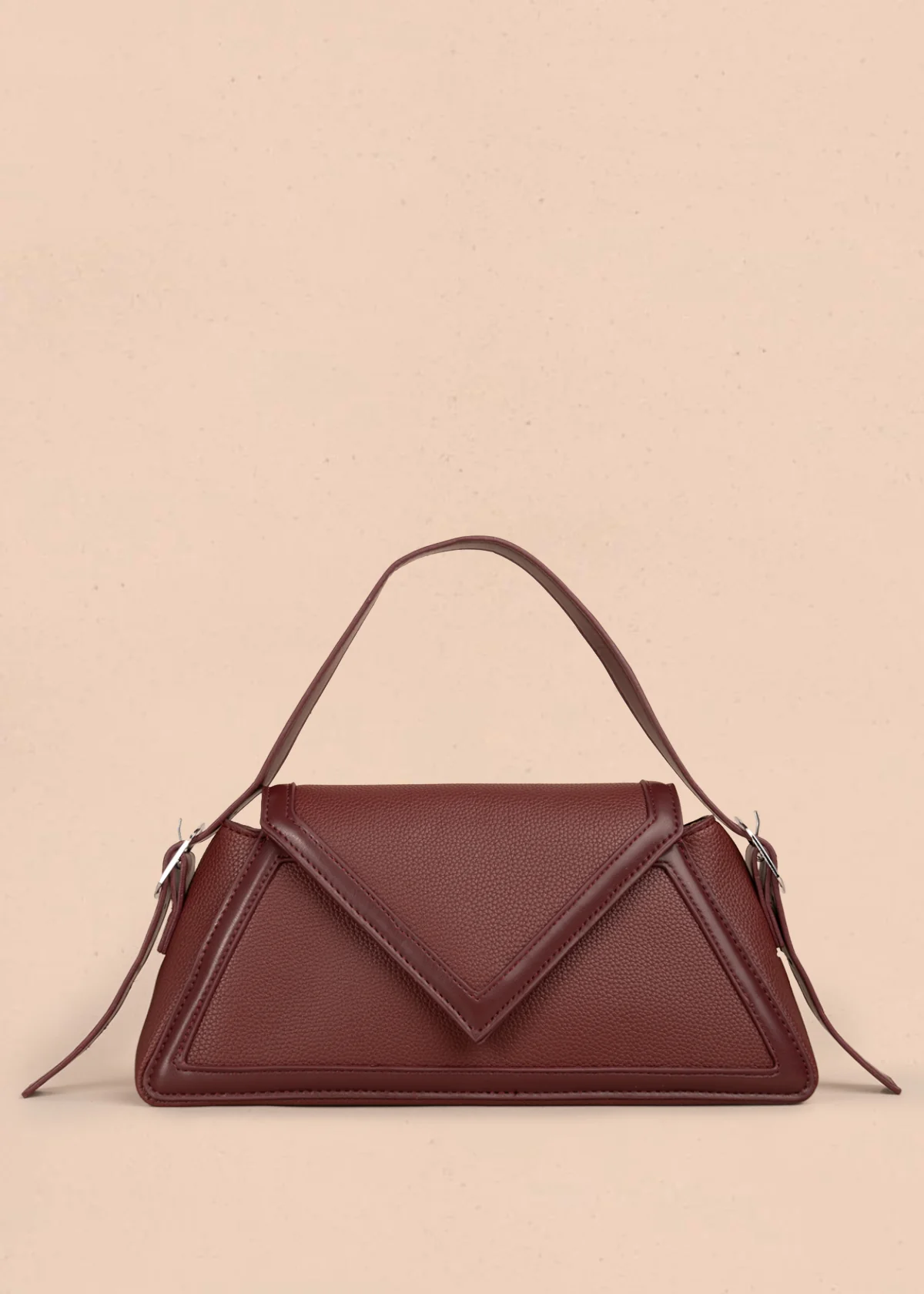 Bolso cartera color vinotinto con diseño triangular y acabados metálicos 106179
