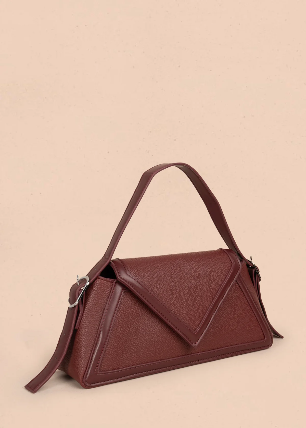 Bolso cartera color vinotinto con diseño triangular y acabados metálicos 106179 - Image 2