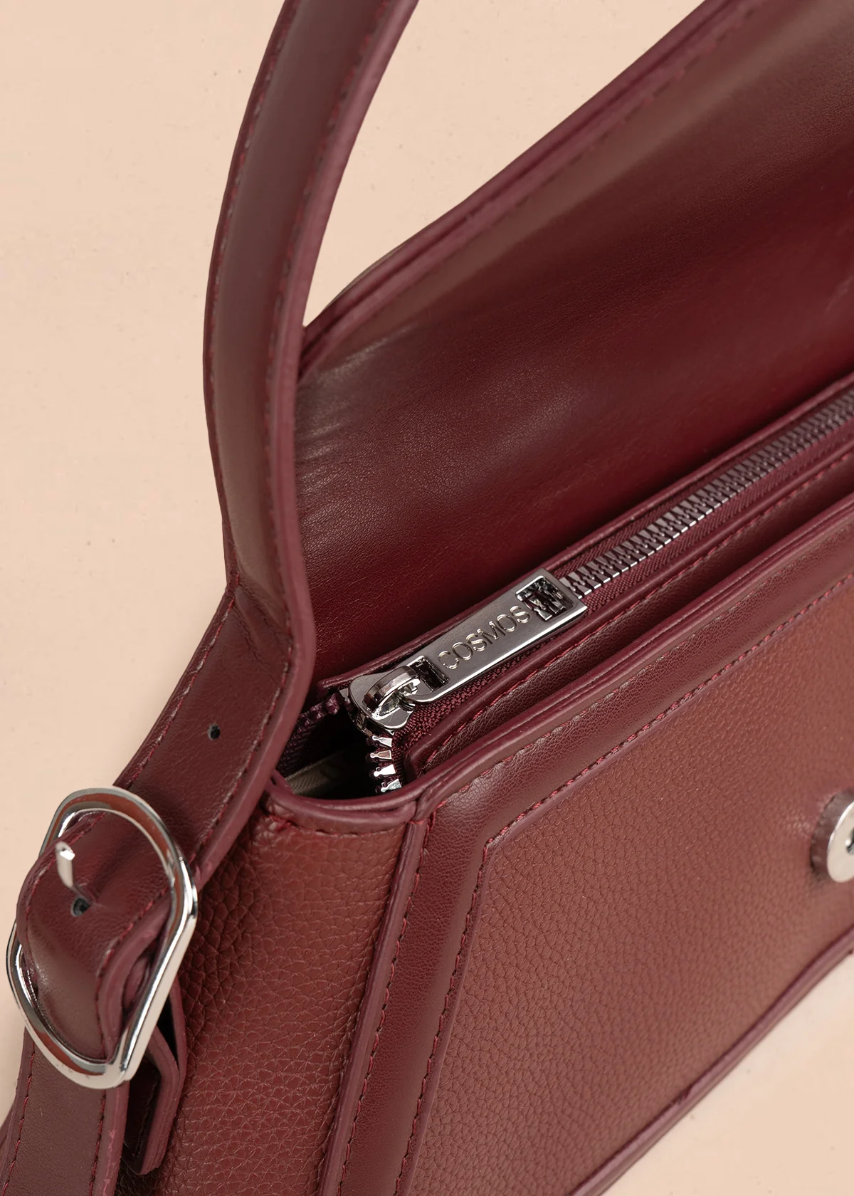 Bolso cartera color vinotinto con diseño triangular y acabados metálicos 106179 - Image 4