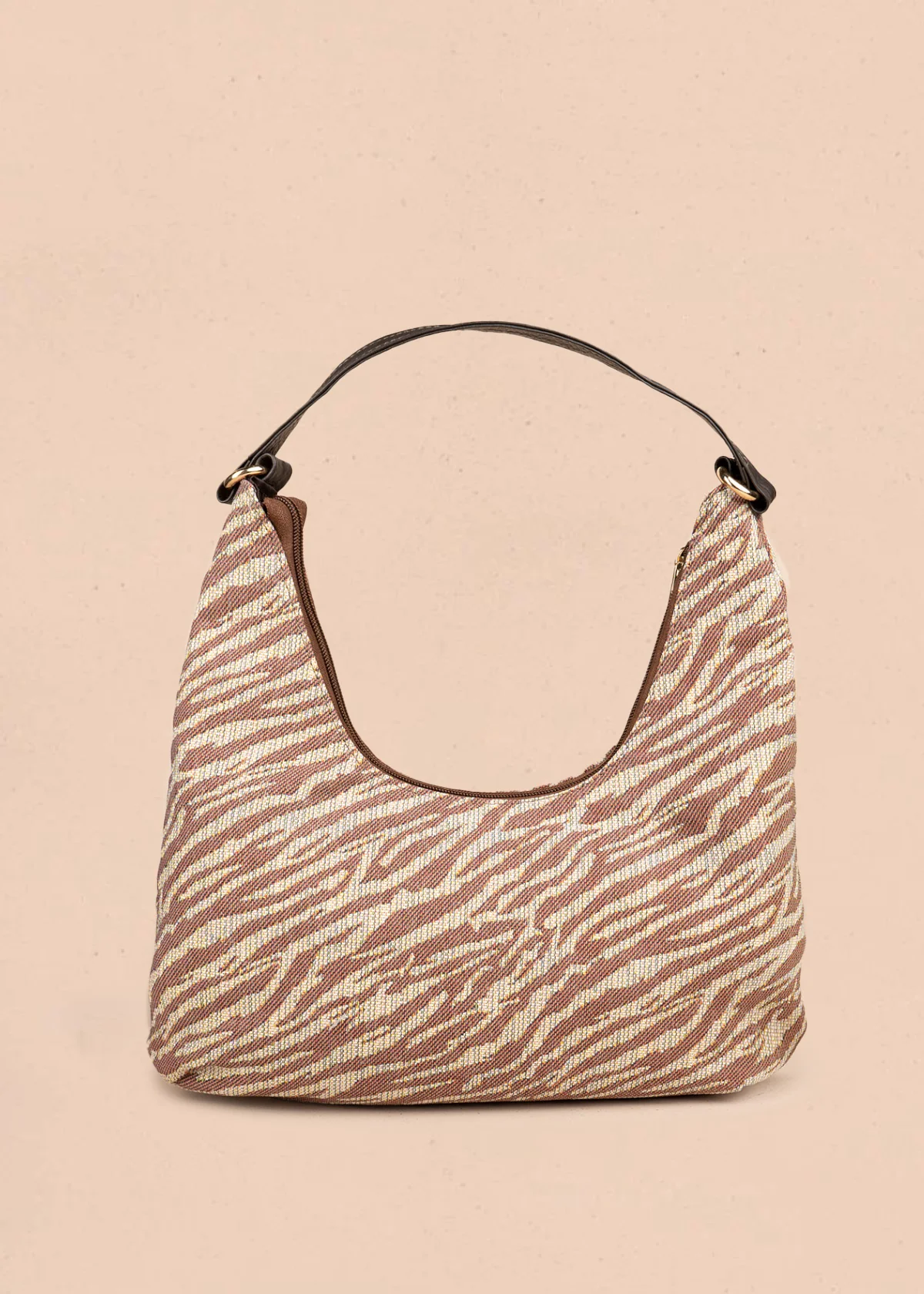 Bolso hobo de tela color café con estampado cebra 106649 - Image 4