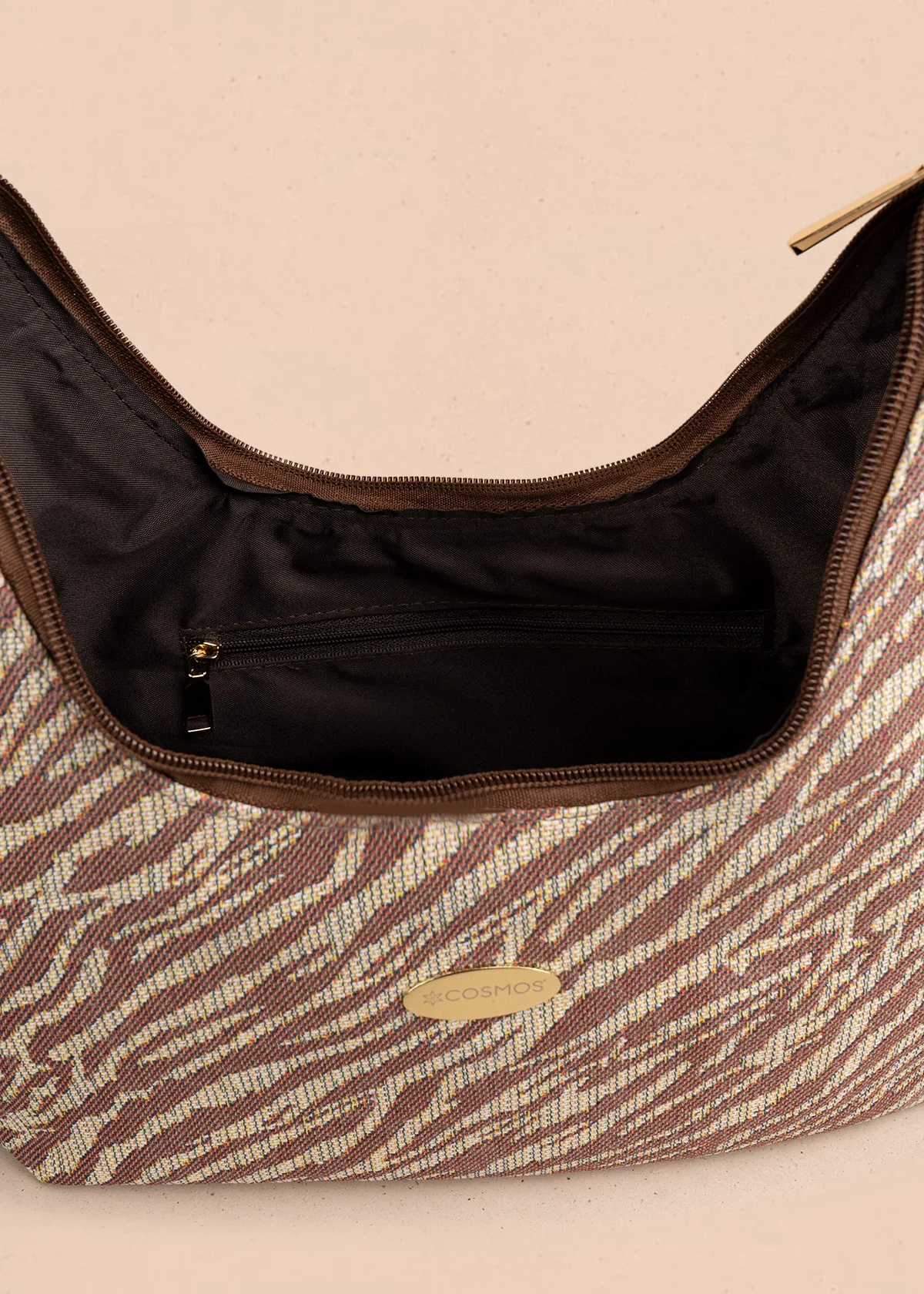 Bolso hobo de tela color café con estampado cebra 106649 - Image 5
