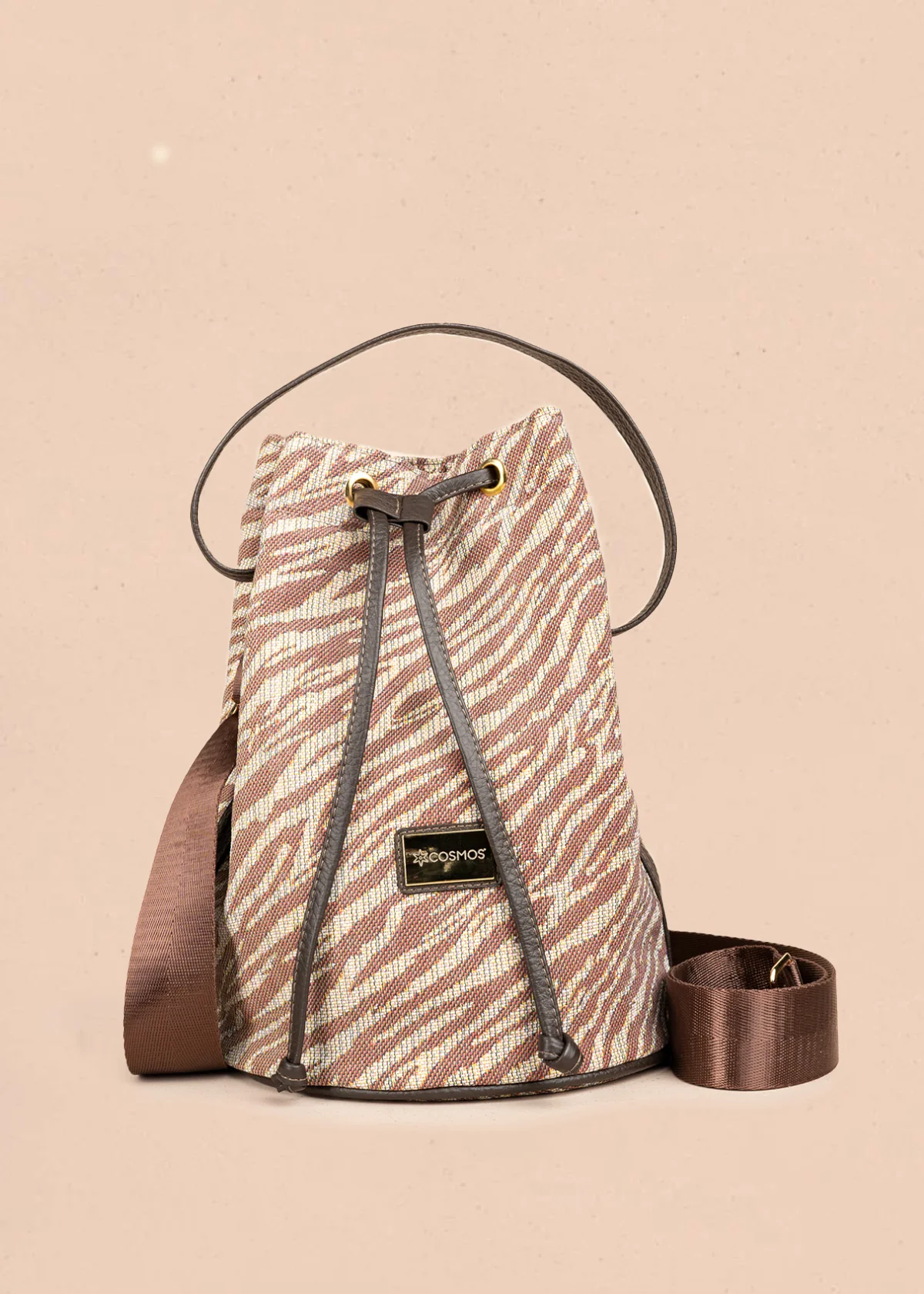 Bolso bucket de tela color café con estampado cebra 106653
