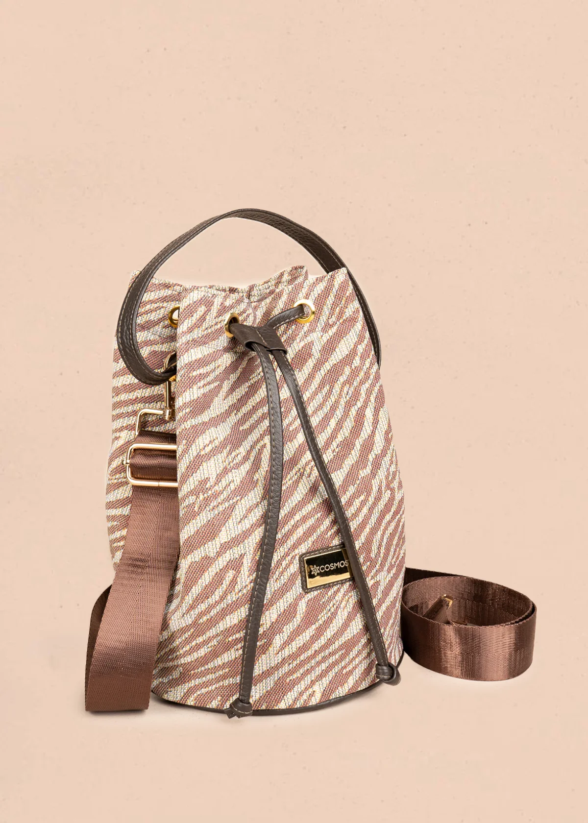 Bolso bucket de tela color café con estampado cebra 106653 - Image 2