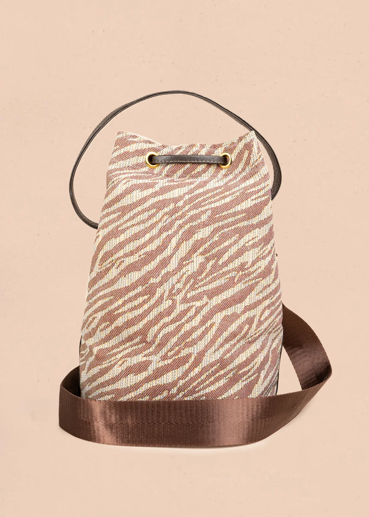 Bolso bucket de tela color café con estampado cebra 106653 - Image 3