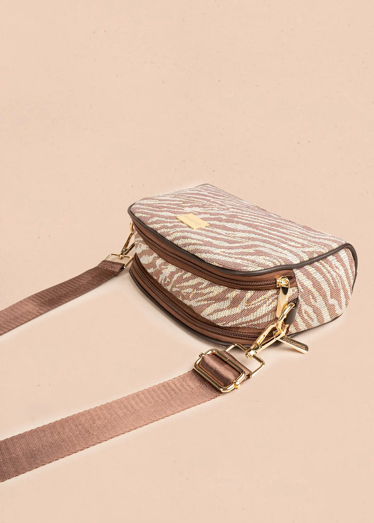 Cartera cruzada de tela color café con estampado cebra 106654 - Image 4
