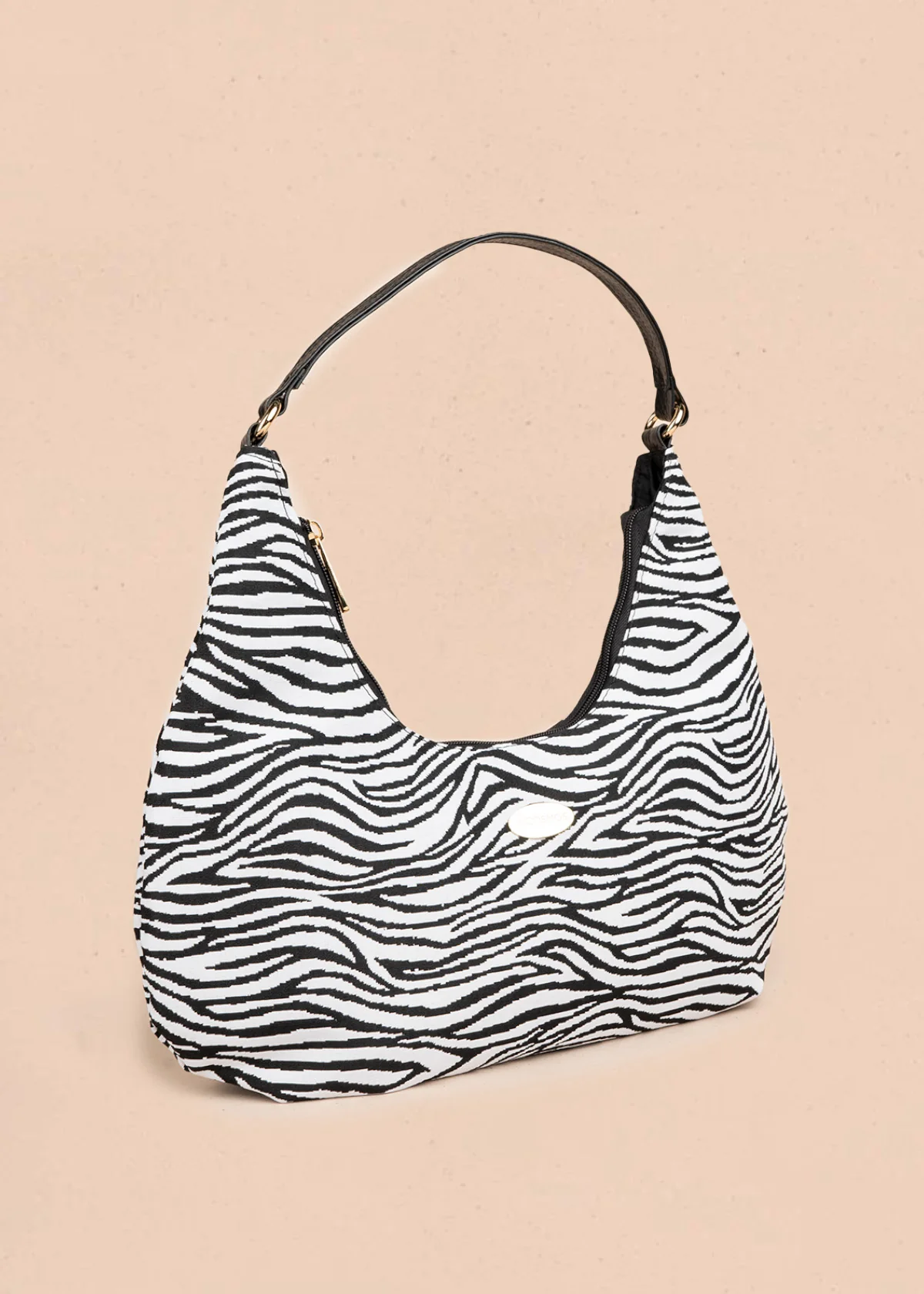 Bolso hobo de tela color negro con estampado cebra 106649 - Image 2
