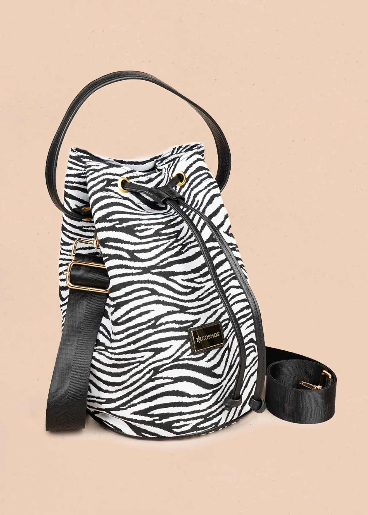 Bolso bucket de tela color negro con estampado cebra 106653 - Image 2