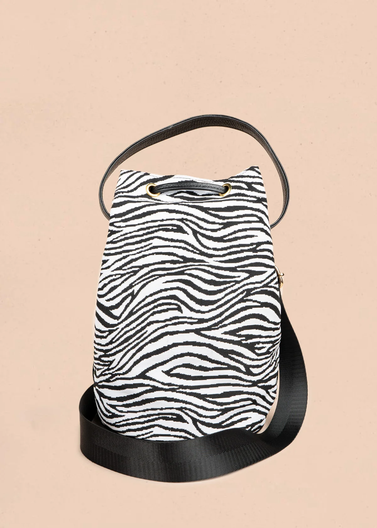 Bolso bucket de tela color negro con estampado cebra 106653 - Image 3
