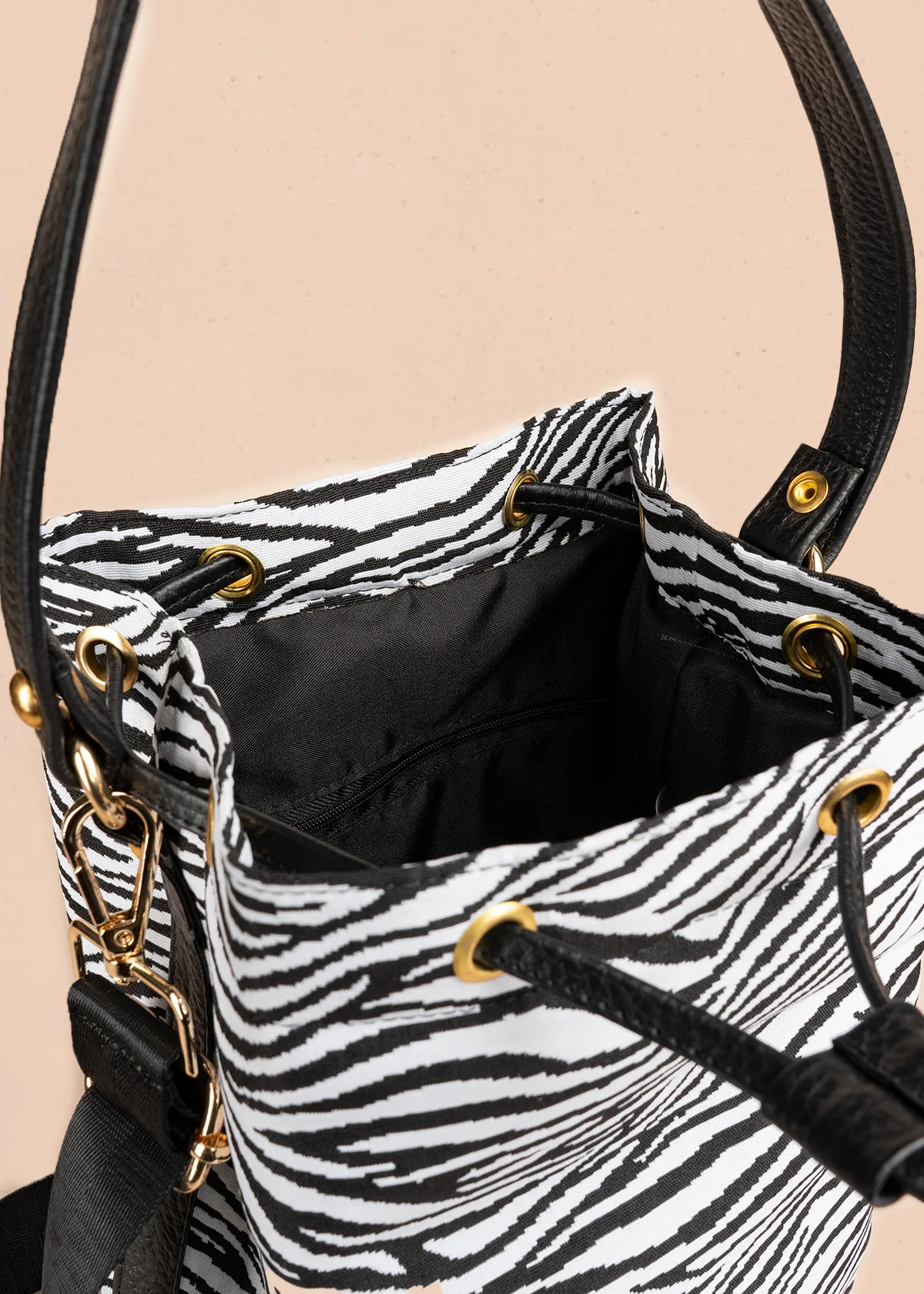 Bolso bucket de tela color negro con estampado cebra 106653 - Image 4