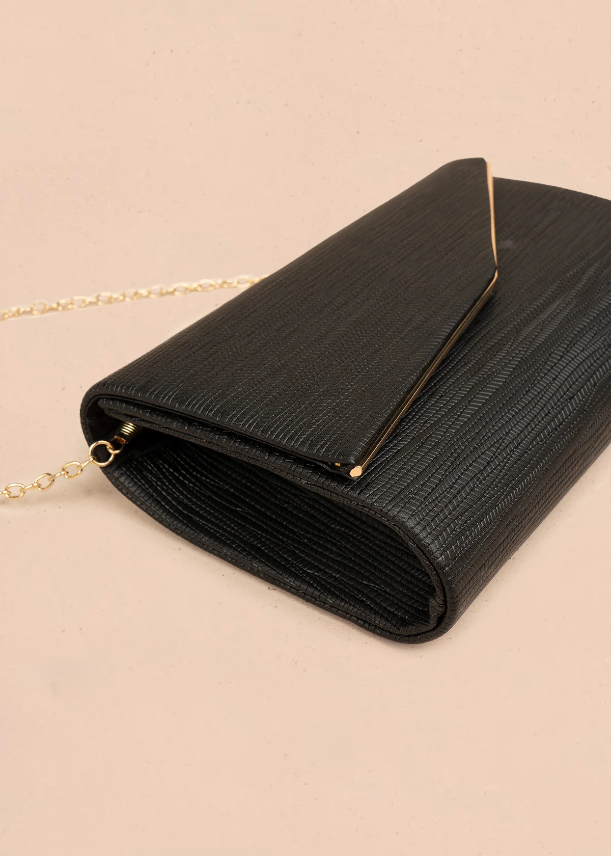 Bolso tipo cartera color negro con patrón texturizado 106498 - Image 6