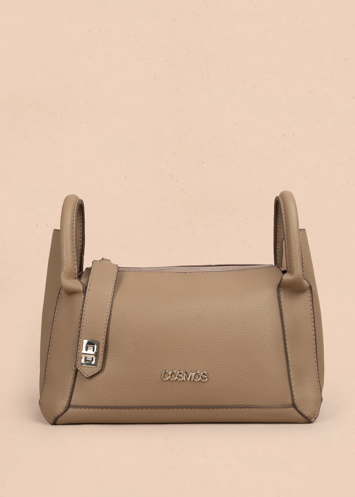 Bolso tipo cartera color moca con broche frontal 106985