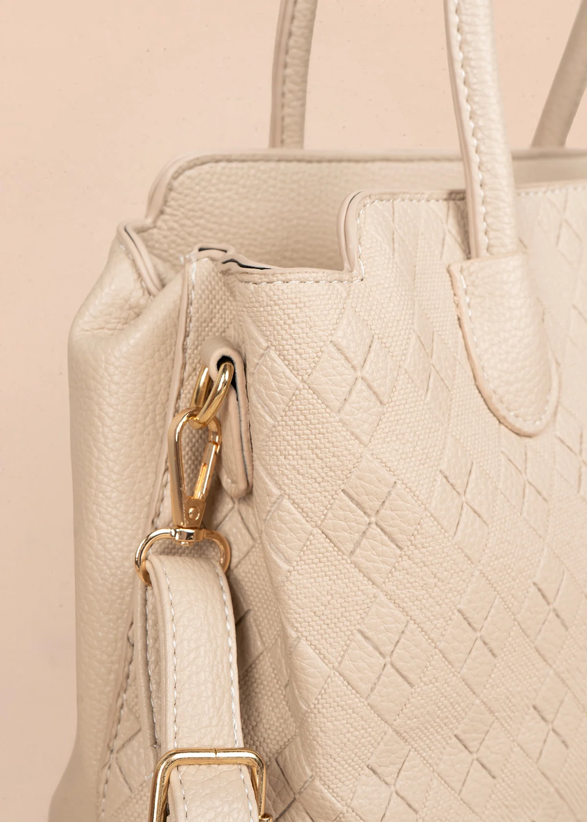 Bolso tipo cartera color beige con grabado de rombos 106300 - Image 2