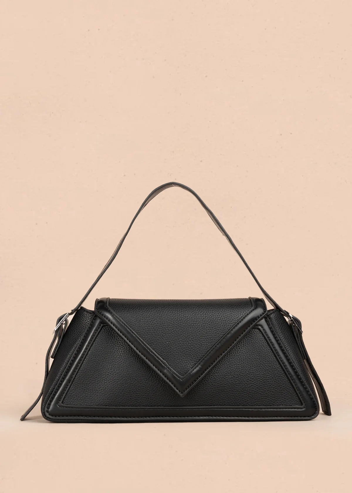 Bolso cartera color negro con diseño triangular y acabados metálicos 106179