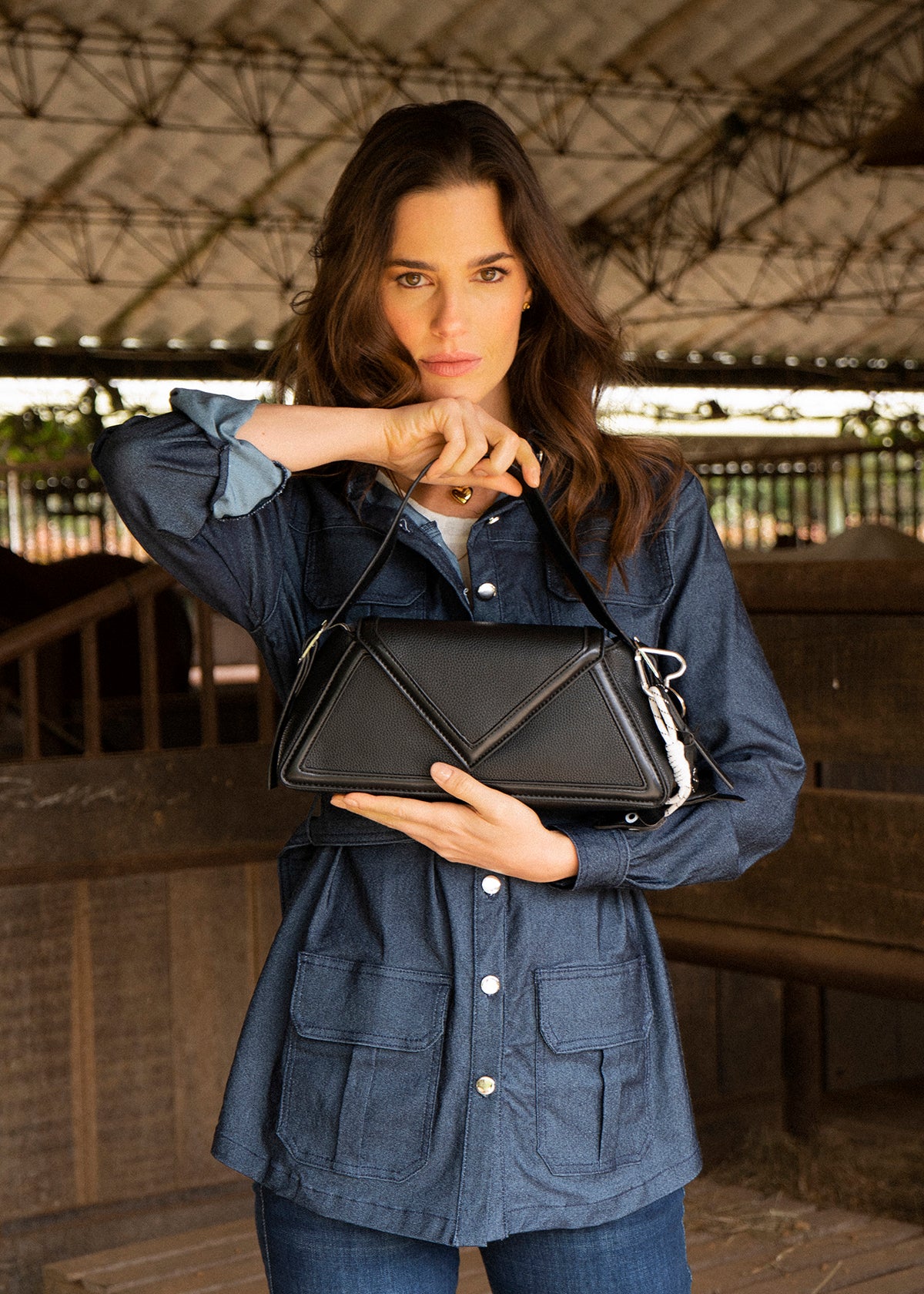 Bolso cartera color negro con diseño triangular y acabados metálicos 106179 - Image 2