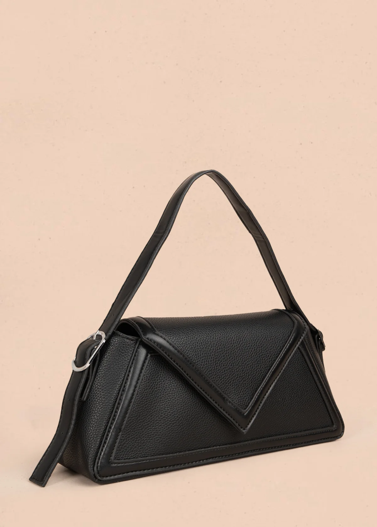 Bolso cartera color negro con diseño triangular y acabados metálicos 106179 - Image 3