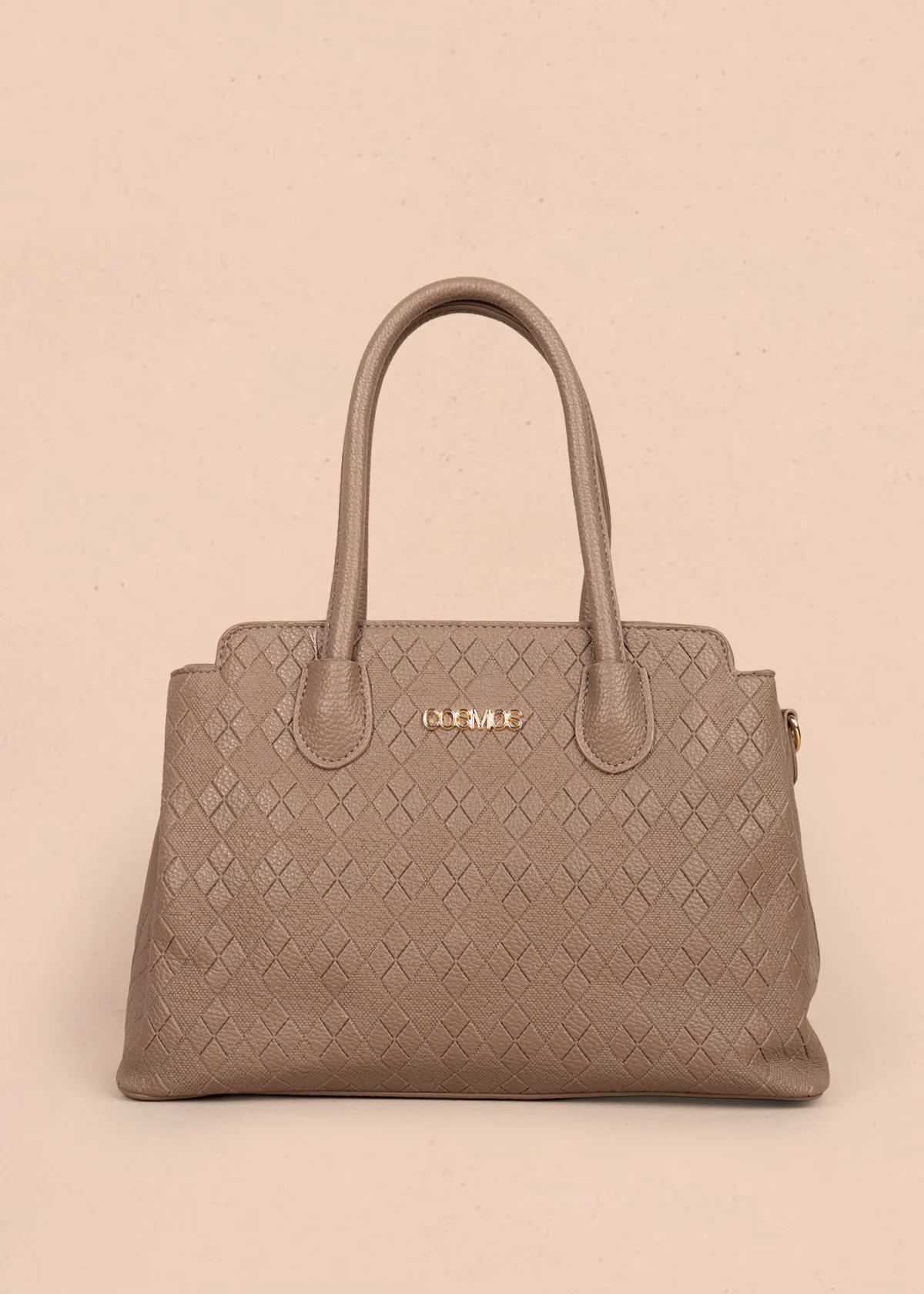 Bolso tipo cartera color moca con grabado de rombos 106300