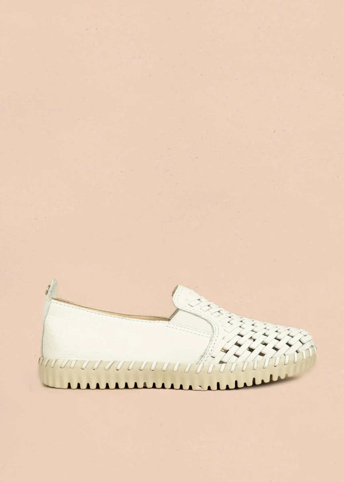 Zapatos cerrados en cuero color blanco con perforaciones 105992