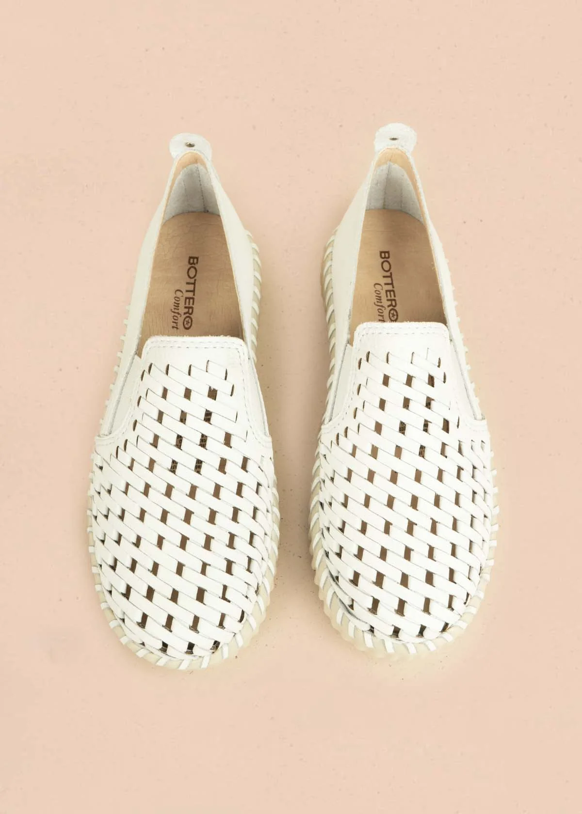 Zapatos cerrados en cuero color blanco con perforaciones 105992 - Image 2