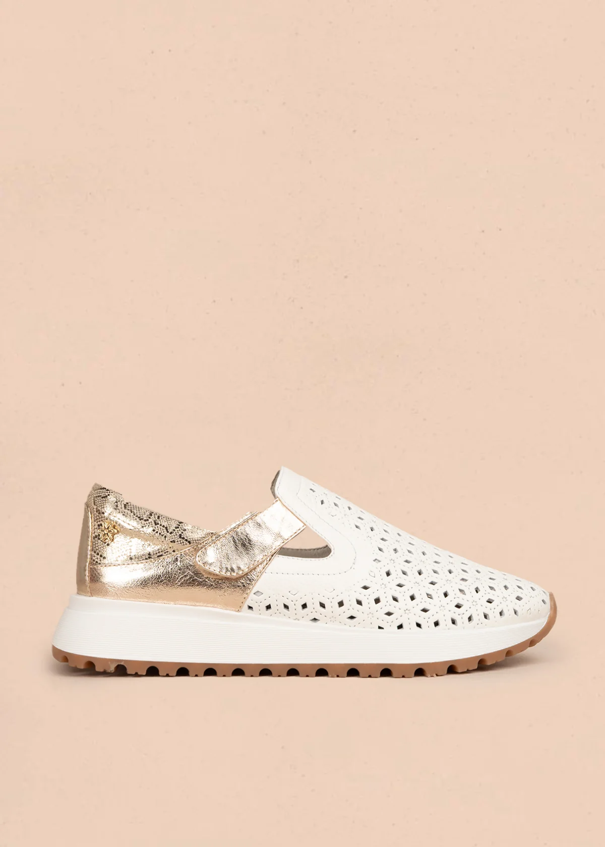 Zapato cerrado en cuero color blanco con talón dorado y patrón troquelado  106018