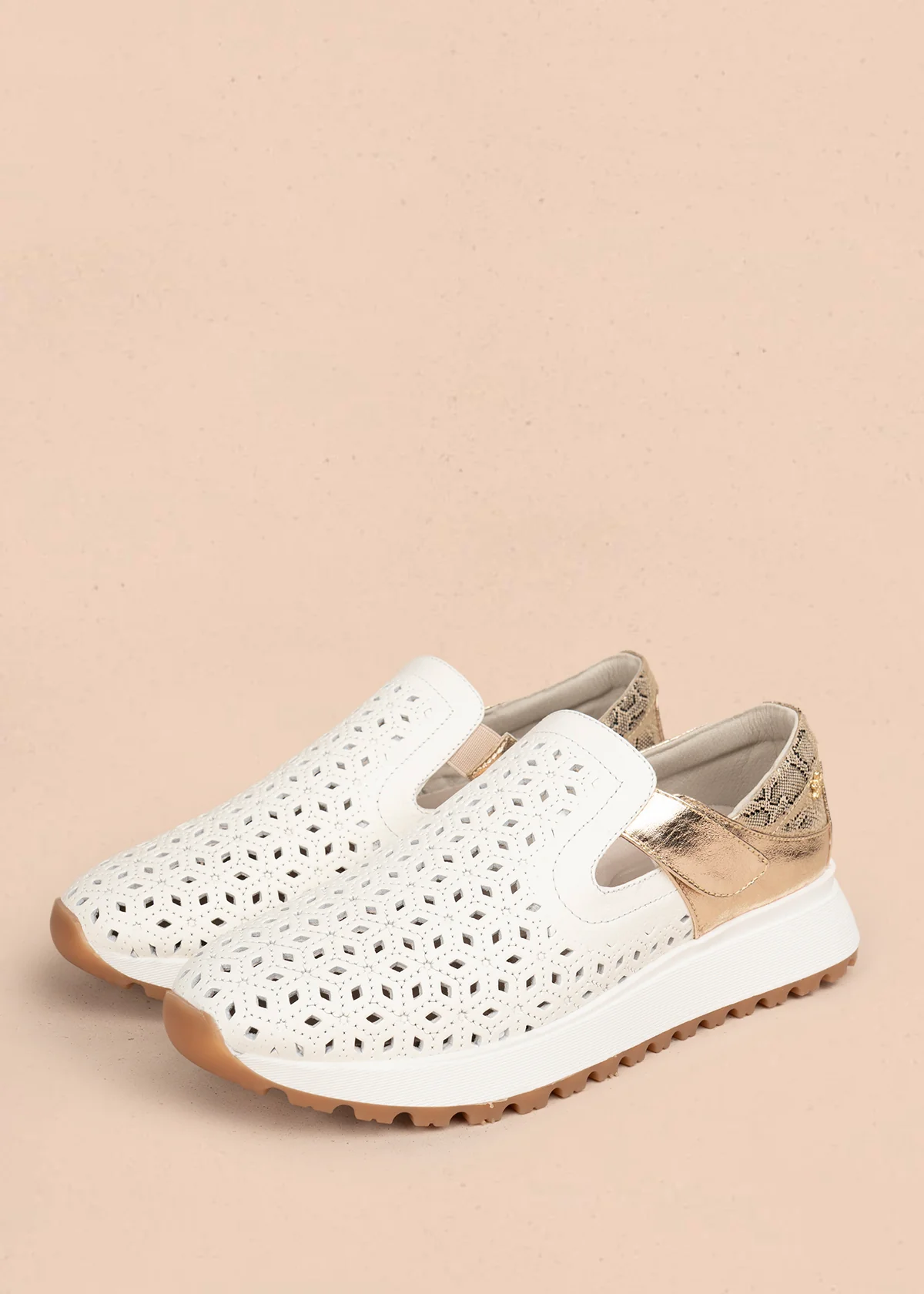 Zapato cerrado en cuero color blanco con talón dorado y patrón troquelado  106018 - Image 2