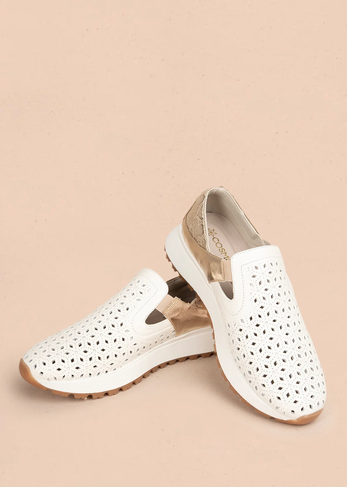 Zapato cerrado en cuero color blanco con talón dorado y patrón troquelado  106018 - Image 3
