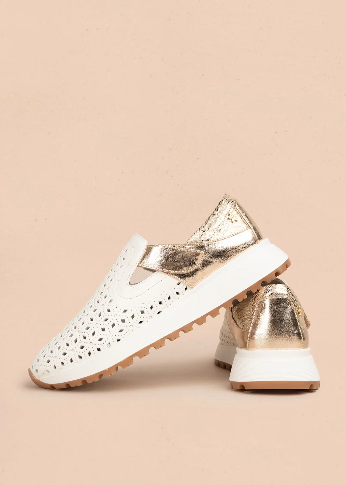 Zapato cerrado en cuero color blanco con talón dorado y patrón troquelado  106018 - Image 4