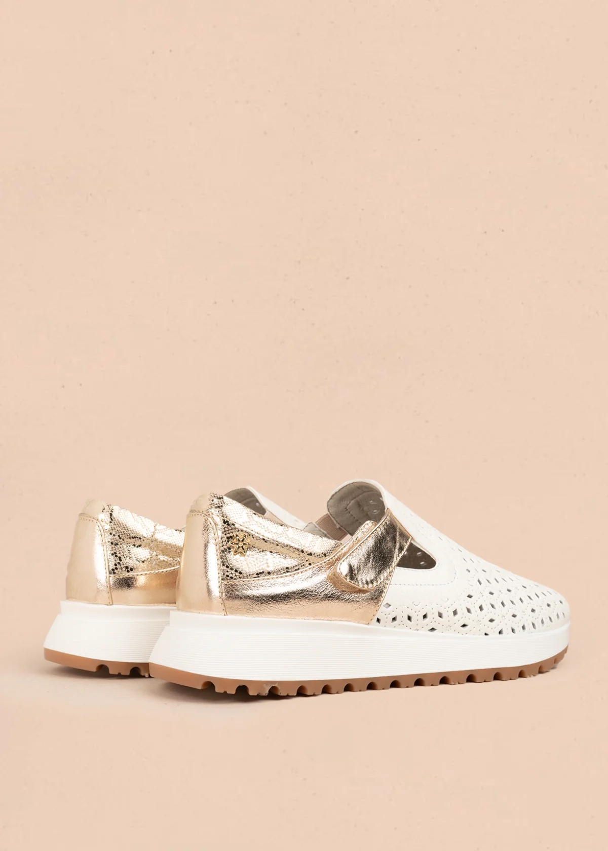 Zapato cerrado en cuero color blanco con talón dorado y patrón troquelado  106018 - Image 5