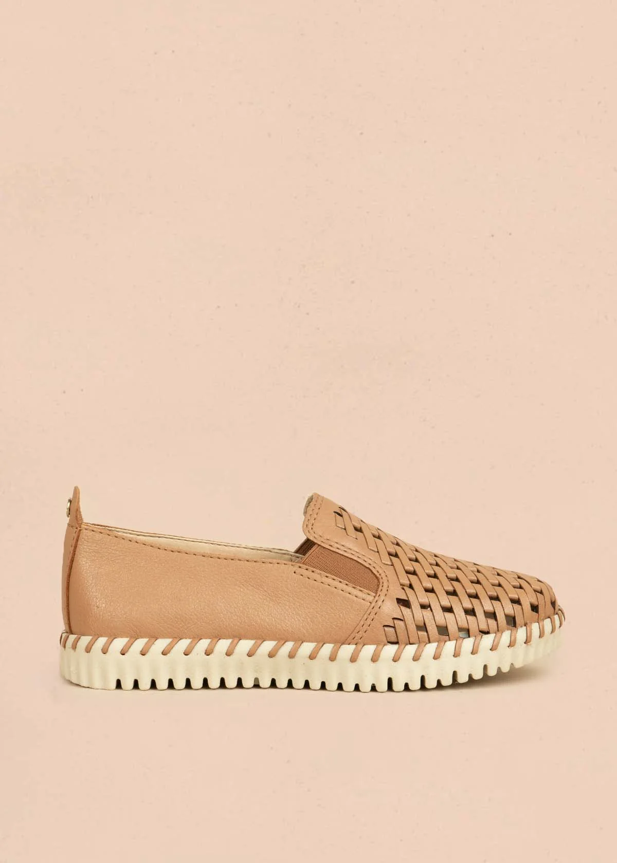 Zapatos cerrados en cuero color moca con perforaciones 105992