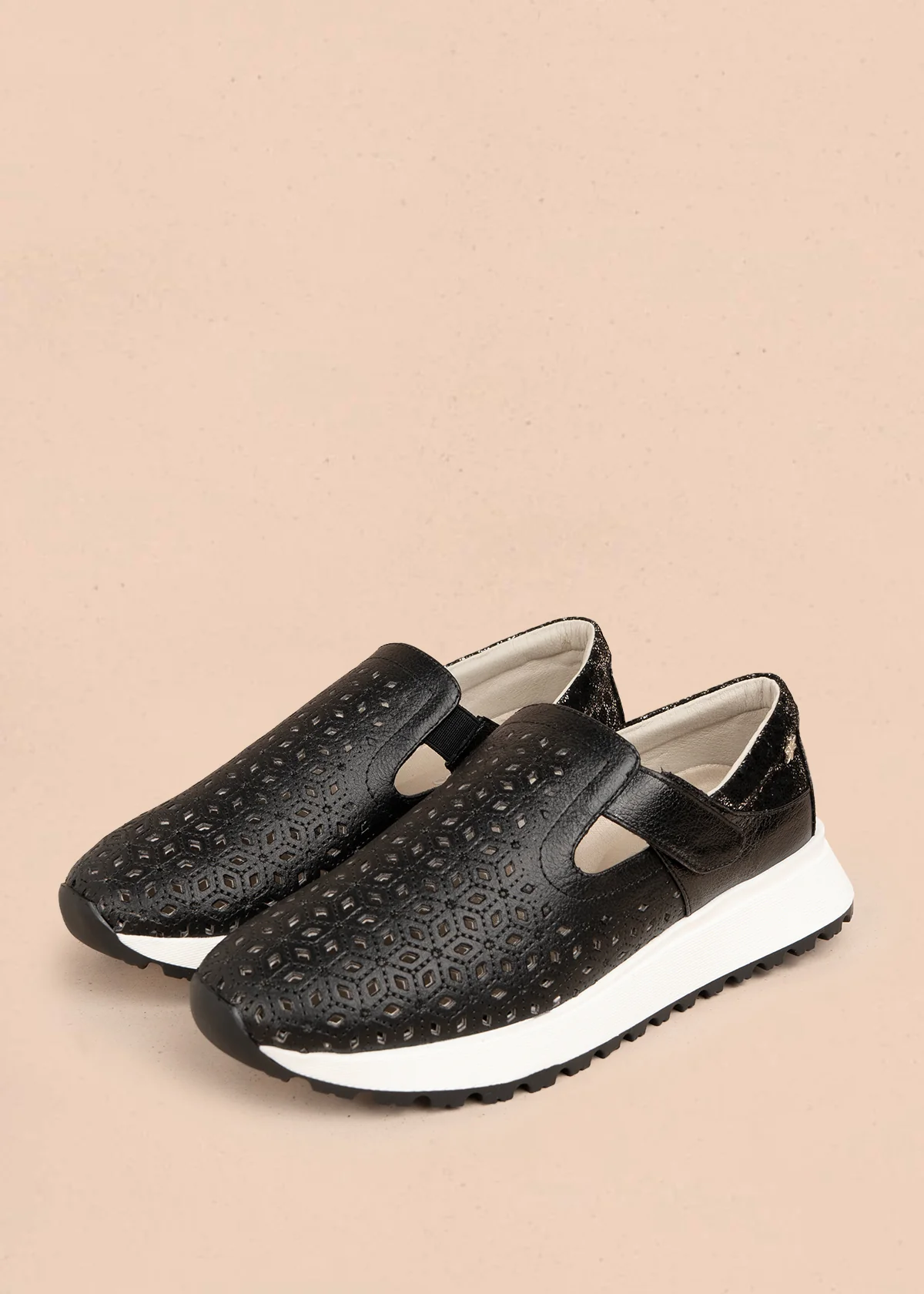 Zapato cerrado en cuero color negro con talón dorado y patrón troquelado  106018 - Image 3