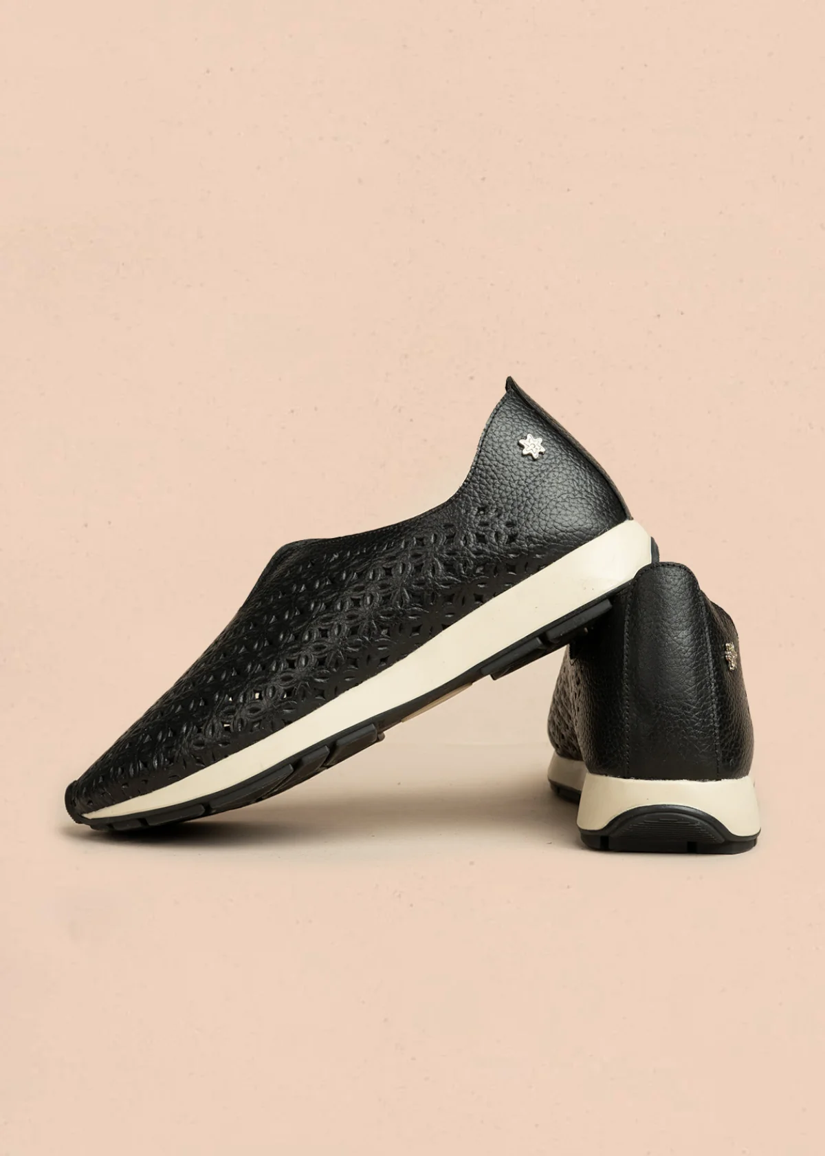 Zapatos cerrados de cuero color negro con patrón troquelado 106467 - Image 6