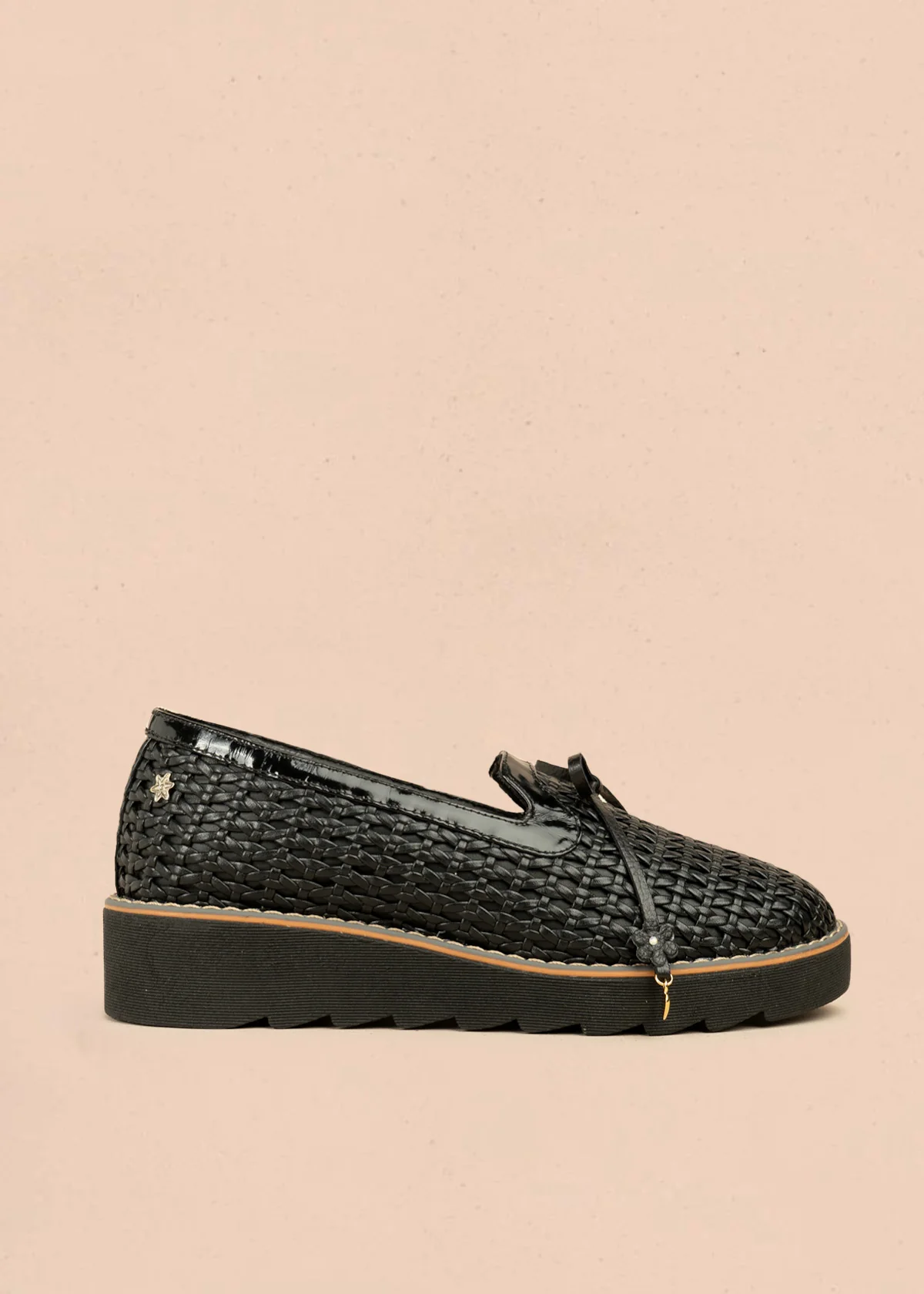 Zapatos cerrados de cuero color negro textura trenzada y bordes en charol 106493