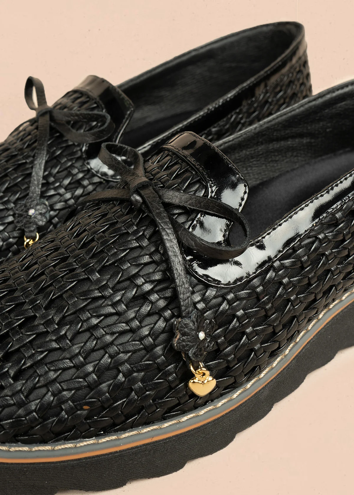 Zapatos cerrados de cuero color negro textura trenzada y bordes en charol 106493 - Image 4
