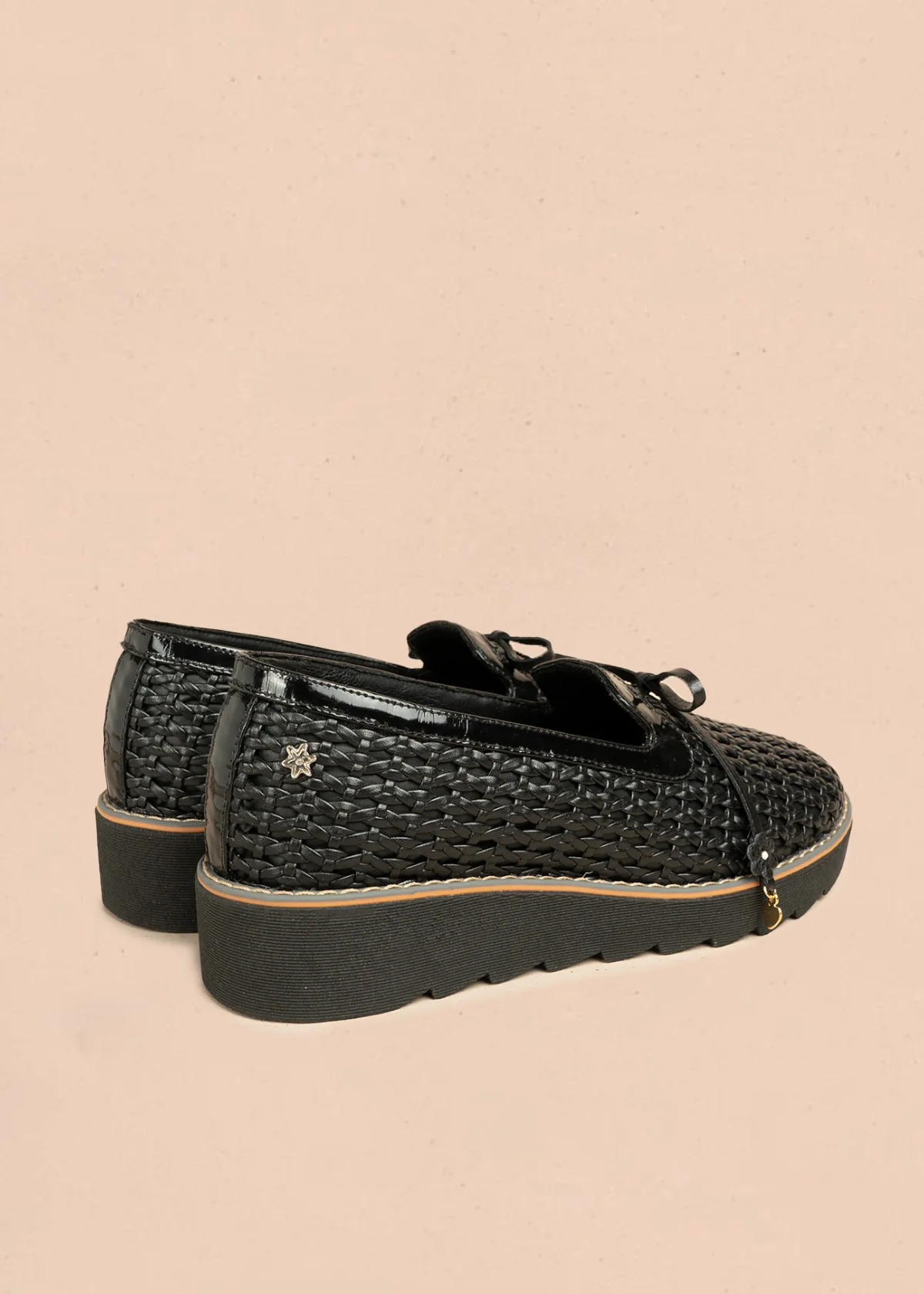 Zapatos cerrados de cuero color negro textura trenzada y bordes en charol 106493 - Image 5