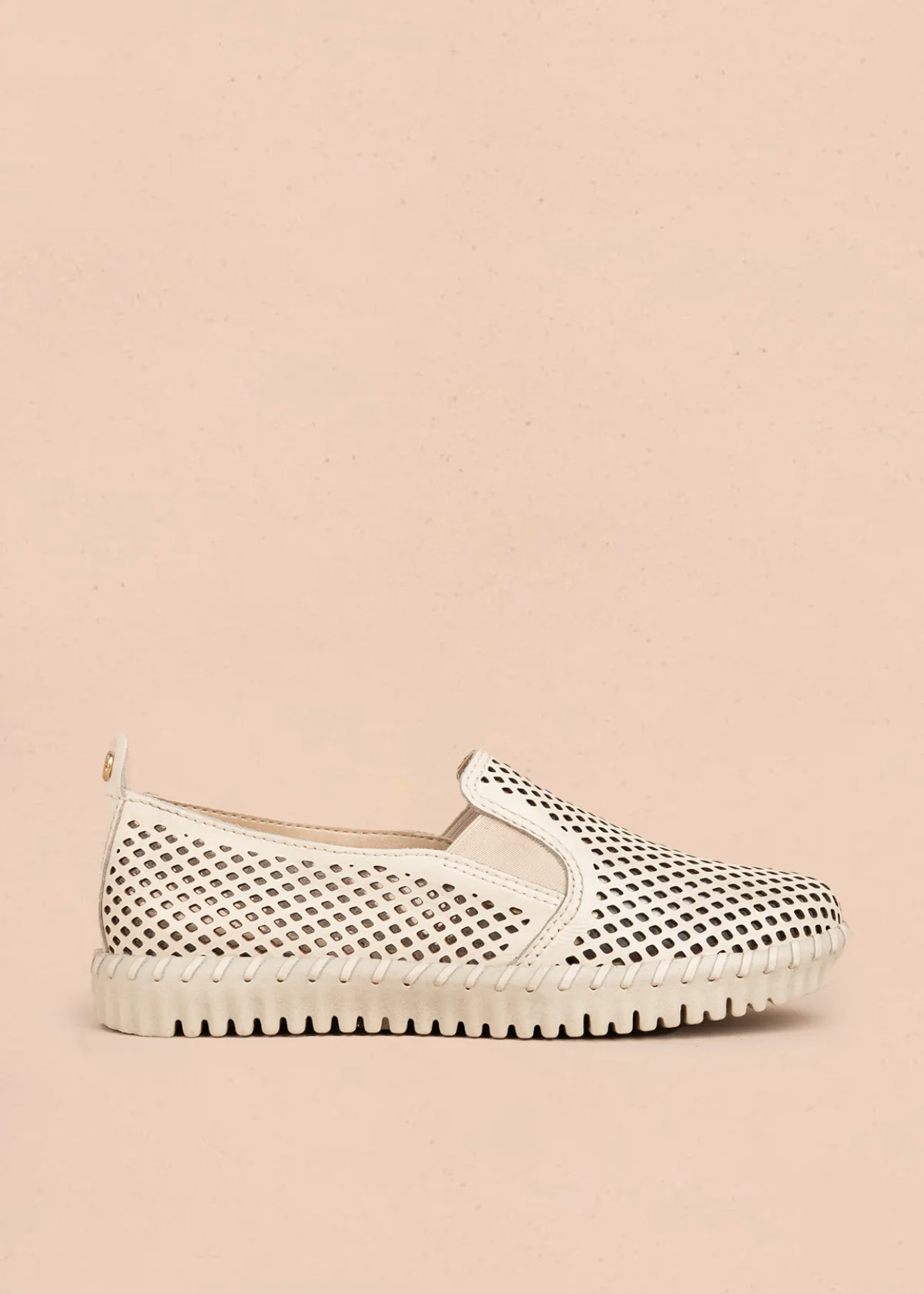 Zapatos cerrados en cuero color talco con perforaciones 105995