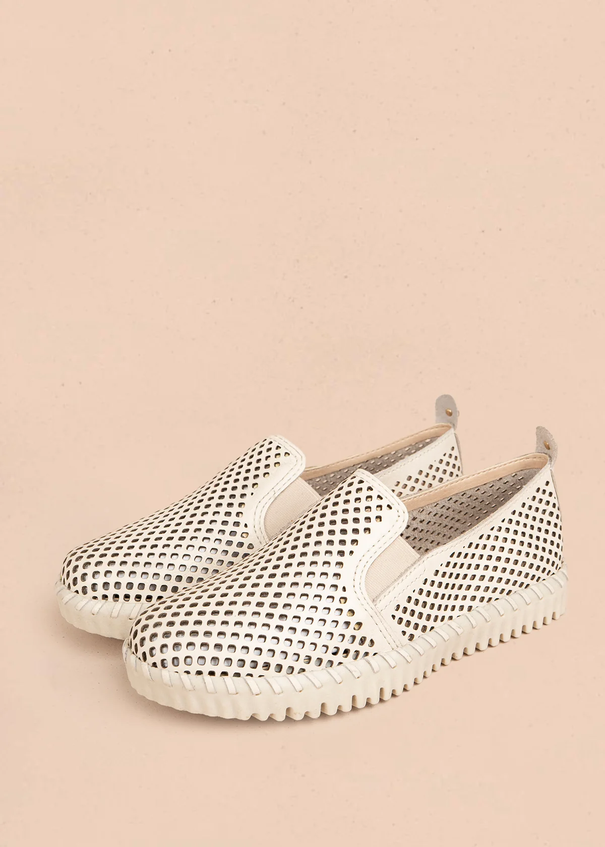 Zapatos cerrados en cuero color talco con perforaciones 105995 - Image 2