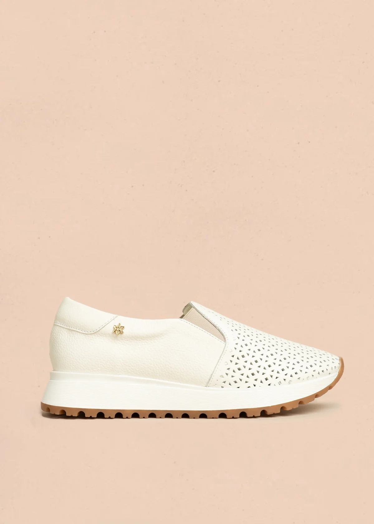 Zapatos cerrados de cuero color talco con patrón troquelado 106464