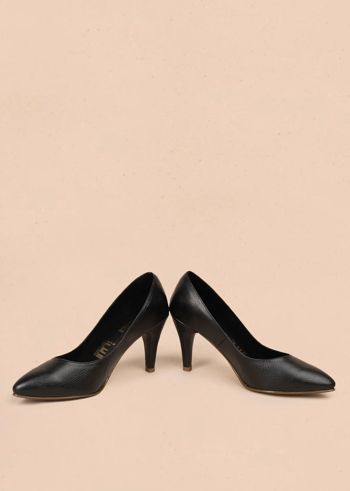 Tacones cerrados color negro con puntilla 106086 - Image 3
