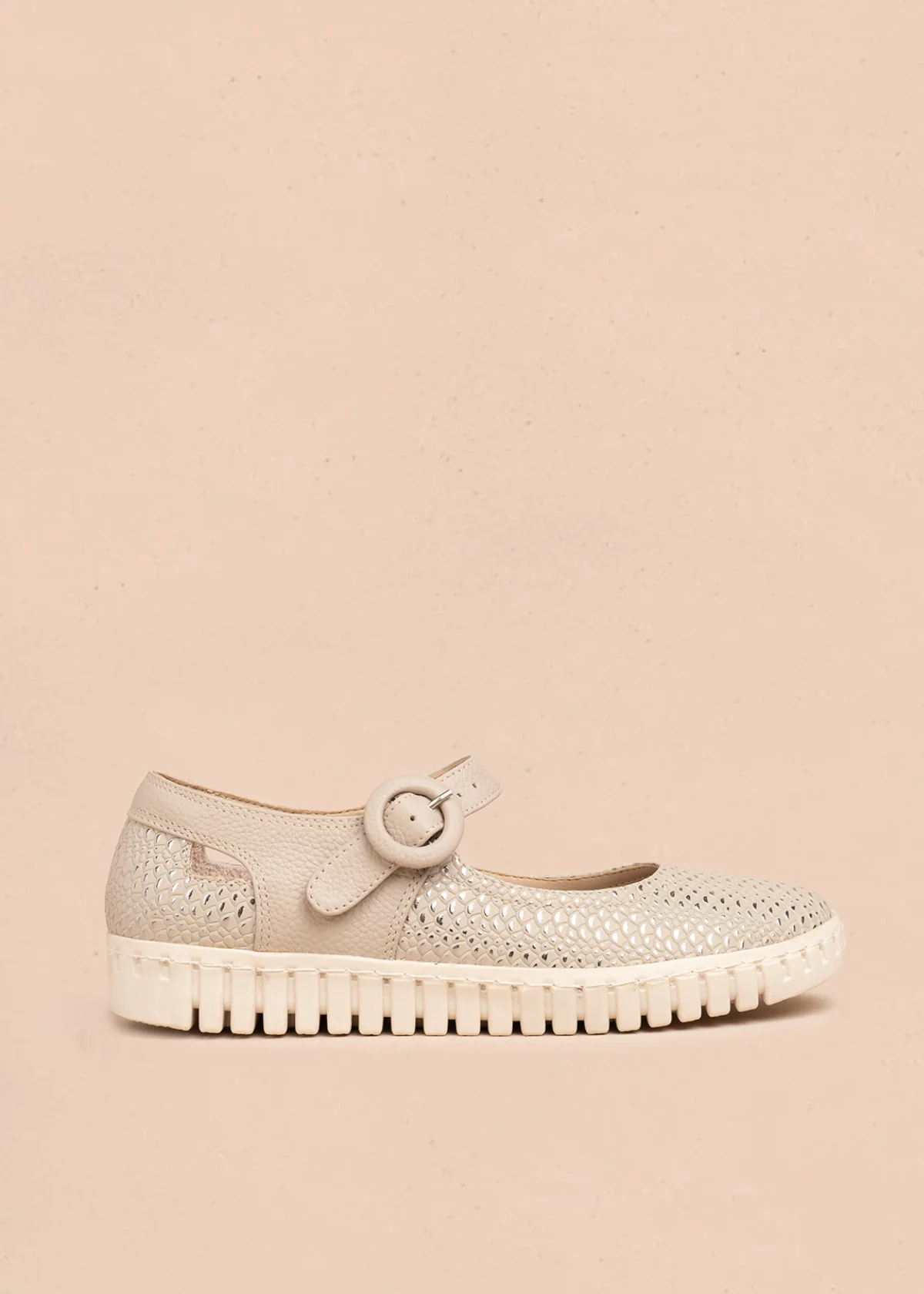 Zapatos cerrados en cuero color beige con caladas y suela flatform 106685
